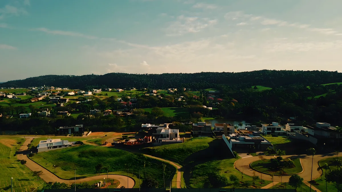 O condomínio visto do alto, com a serra ao fundo
