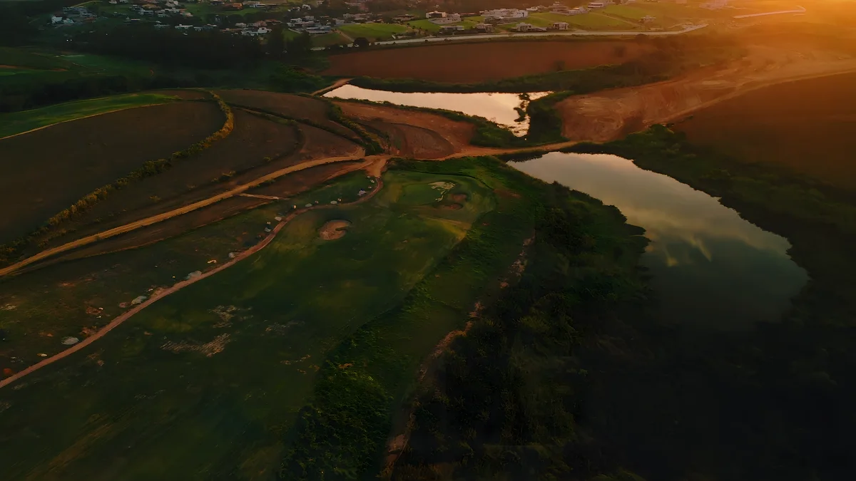 O entardecer sobre a serra, com o lago refletindo a luz
