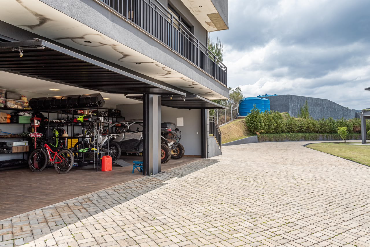 Garagem coberta e área de apoio da propriedade