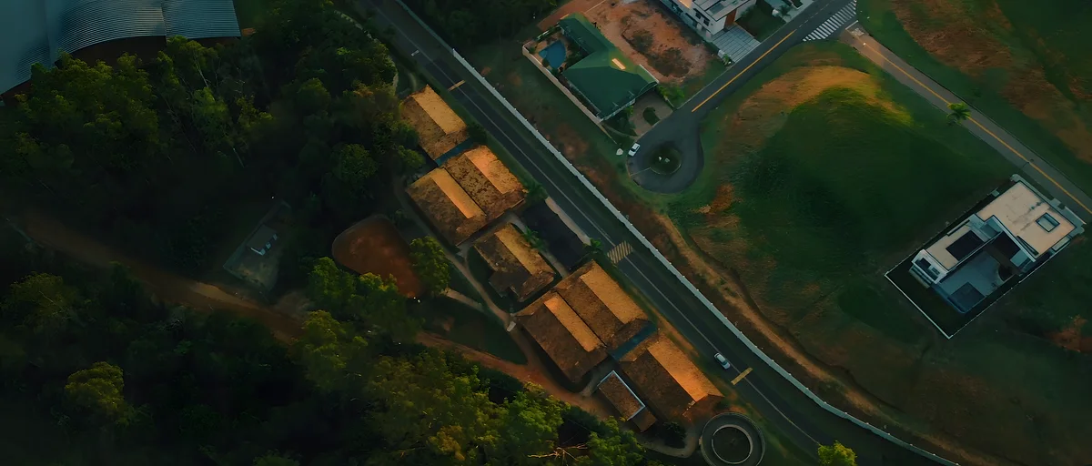 Os lotes vistos de cima, com as ruas desenhando as quadras do condomínio